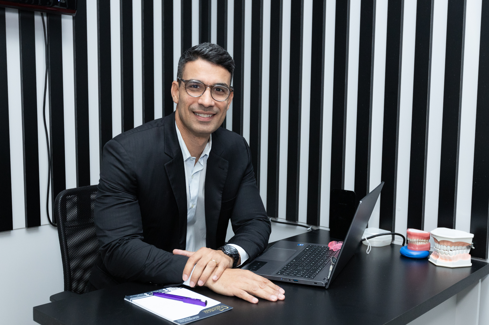 Dr. Gustavo Cardoso em seu consultório